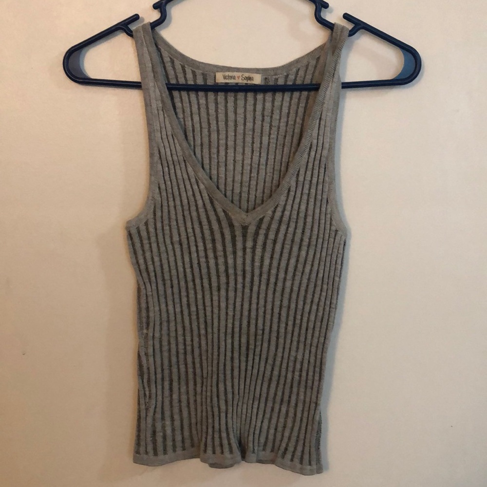 Stretchy gray top fits small- medium
